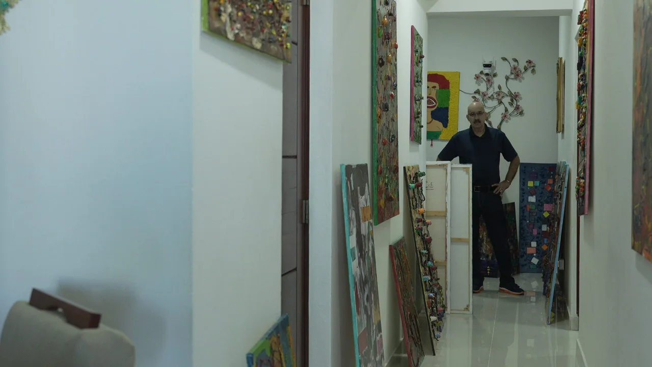 Lolo, junto a algunas de sus obras